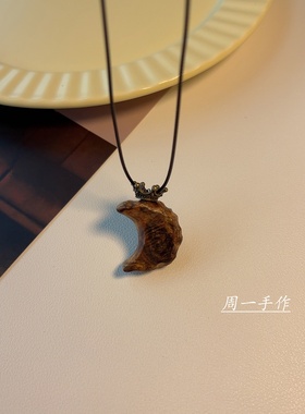 原创手作天然沉香木月亮皇冠吊坠皮绳项链长款