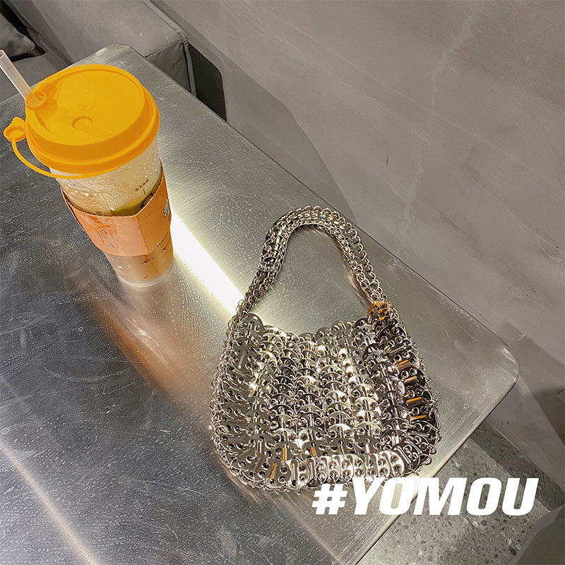 YOMOU闪亮复古亮片包手工编织银色珠片金属饺子包手机包手提包女
