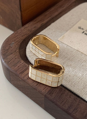 宽面白色方格耳环2025新款爆款高级感耳扣轻奢法式风小众设计耳饰