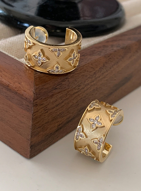 宽面镶钻四叶草耳环2025新款高级感星星花朵耳钉女轻奢小香风耳饰