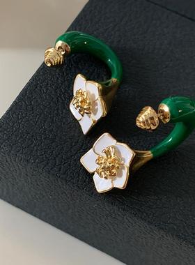 后挂白色山茶花耳坠2024新款爆款珐琅耳环轻奢高级感中古绿色耳钉