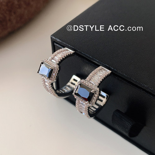 DSTYLE满钻圈圈超闪黑方锆石耳钉