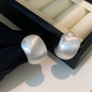 银色拉丝金属耳钉2025新款 高级感腰果耳环中性风简约设计耳饰 爆款