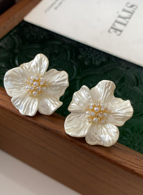 奶油风白色花朵耳钉2026新款爆款高级感耳环法式轻奢气质漂亮耳饰