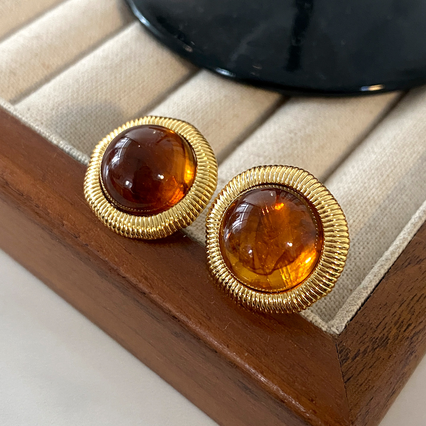 肌理感琥珀色圆形耳钉2026新款爆款高级感耳环美拉德独特漂亮耳饰