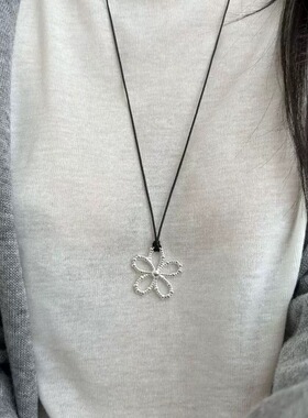 解忧 饰物韩国小众金属镂空花朵项链黑绳毛衣链大气高级感长项链