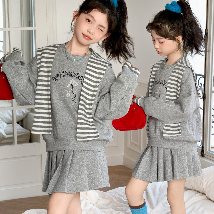 韩版童装2026春季新款儿童卡通字母披肩卫衣女童超好看百褶裙套装