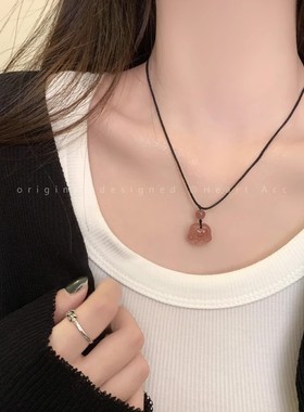 草莓晶猫爪吊坠项链女2025新款轻奢小众感黑绳编织毛衣链可爱配饰