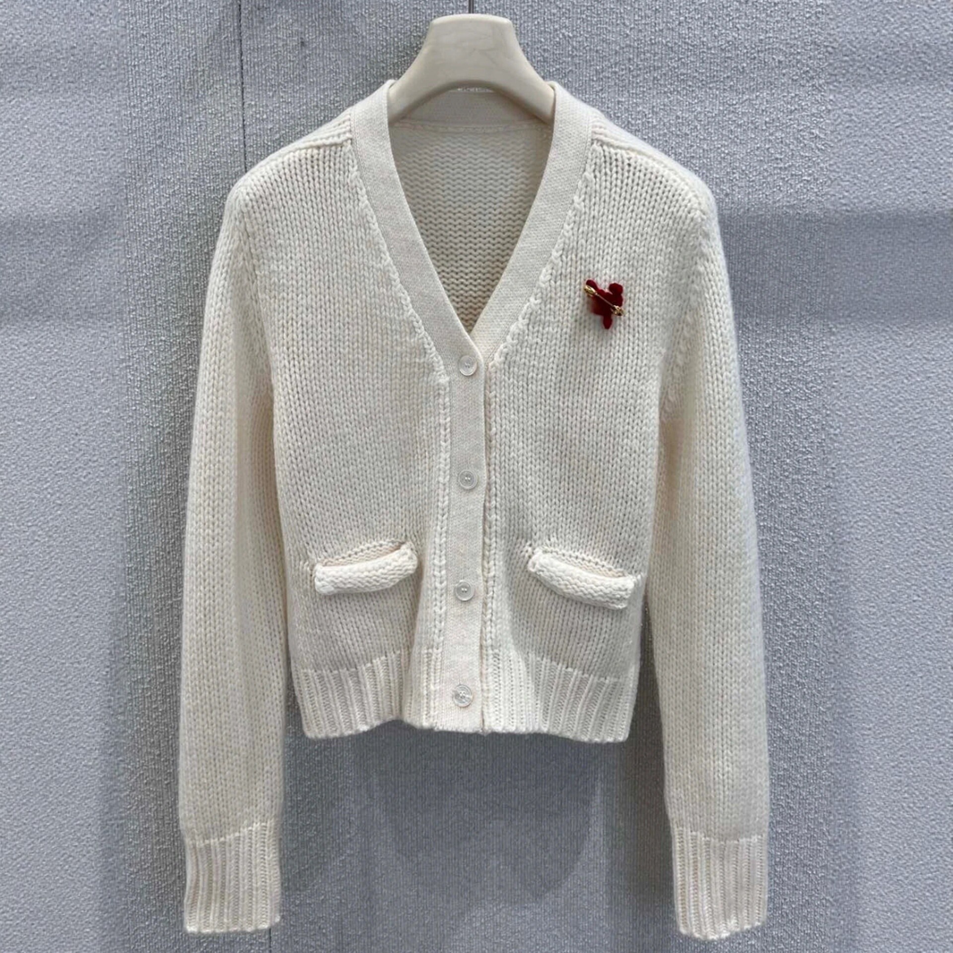 简约V领针织开衫女白色胸针装饰单排扣百搭毛衣外套显瘦