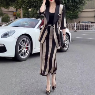 今年流行特惠25286大爱美依缘2025新款 职场高级感条纹外套半身裙