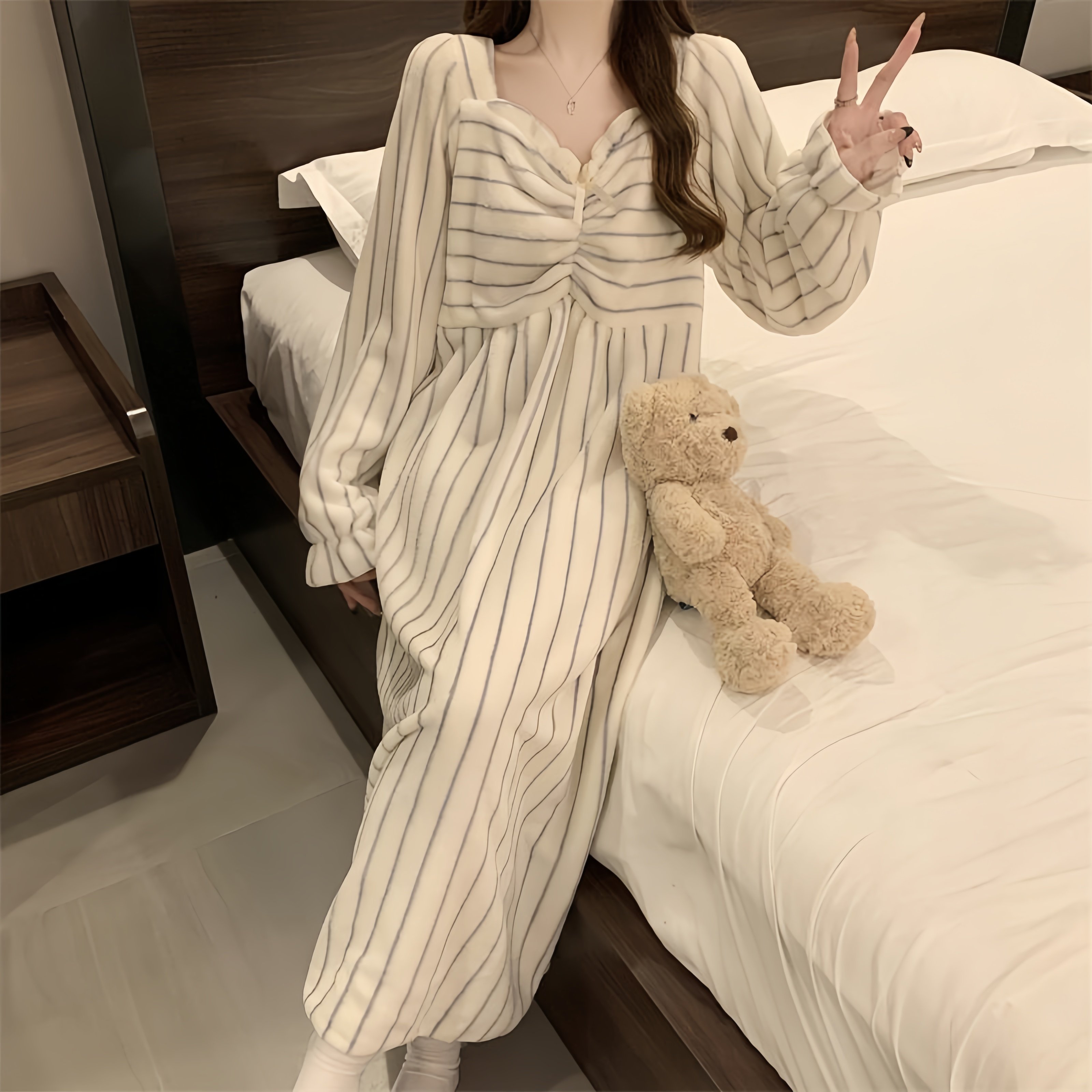 睡衣女款2025新款冬加厚小个子法兰绒印花睡裙带胸垫网红家居服秋