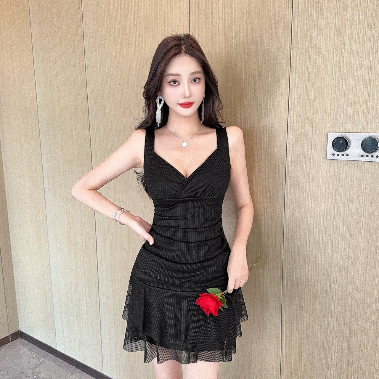 性感低胸深V领无袖吊带连衣裙女