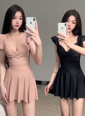 泳衣女夏高级感2025新款连体裙式保守遮肚显瘦钢托聚拢泡温泉泳装