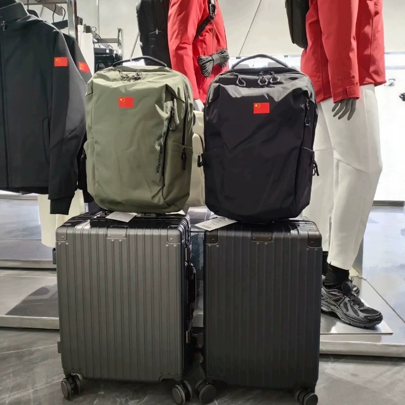 安踏冠军拉杆箱枪灰色密码锁万向轮可登机20寸PC材质U2A100528