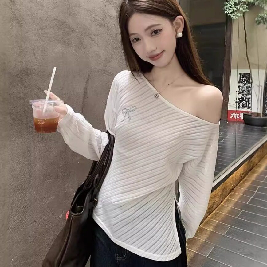 韩系chic设计感白色斜肩长袖针织打底衫女早秋甜辣妹露肩绝美上衣