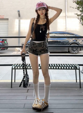美式迷彩低腰辣妹牛仔短裤白色蕾丝性感包臀打底裤辣妹穿搭两件套