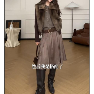 设计感深褐色百褶麂皮半身裙女2026小众辣妹低腰宽松A字中长半裙