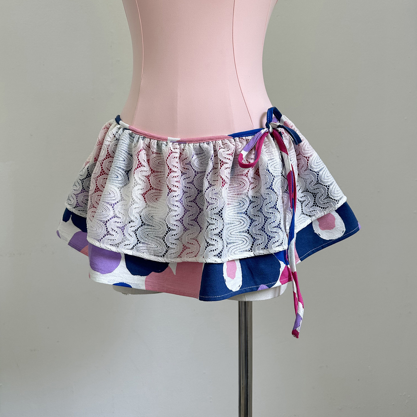 度假风泳衣遮羞短裙多巴胺彩色印花屁帘蕾丝双层立体裙摆