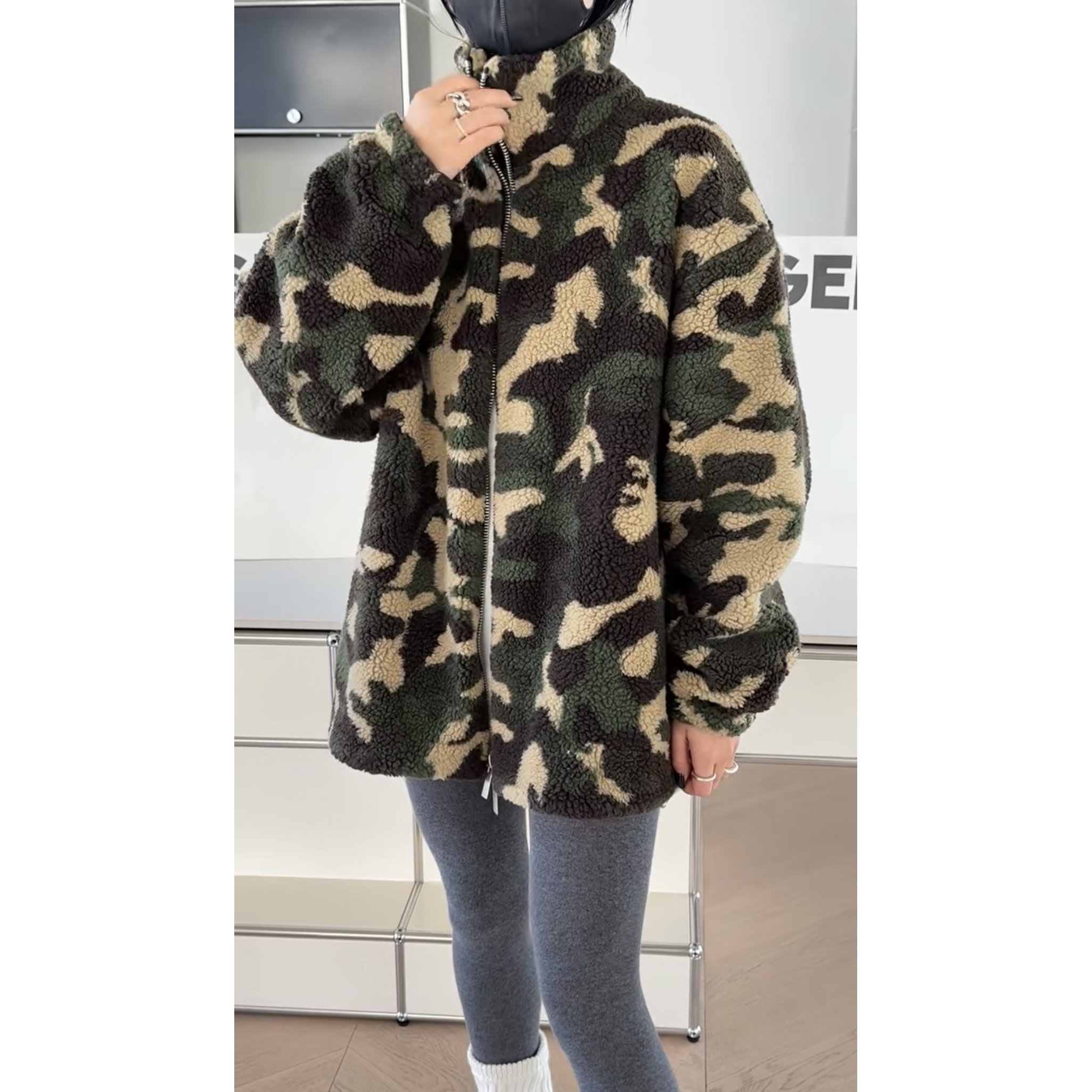 15761诗歌兰女装2025冬款 气质军绿色中长款立领摇粒绒迷彩外套女
