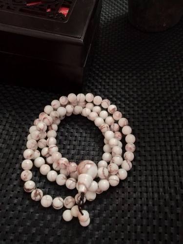 西藏象牙玉血丝108课珠子的手链，非常稀少，实属难得的一条手链