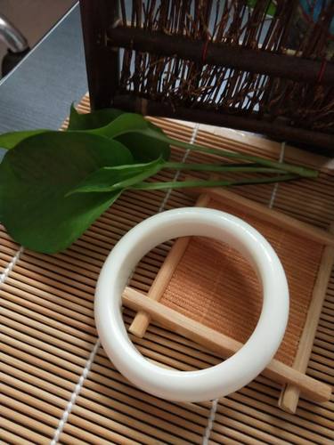 天然玉石象牙玉出自西藏这一款是白色的手镯它玉质细腻光滑