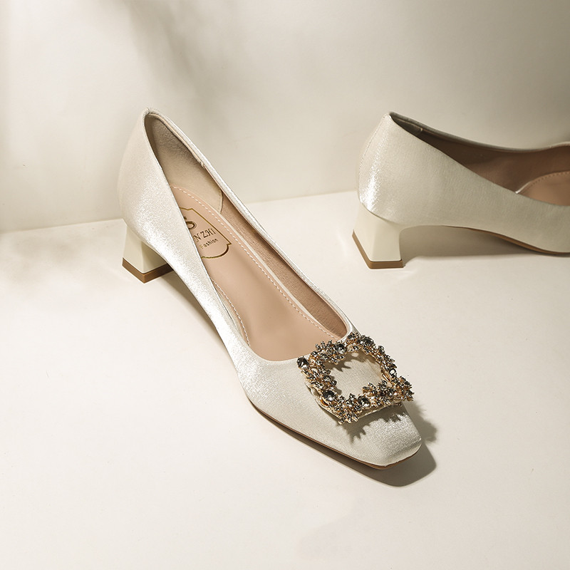 法式水钻扣高跟鞋女尖头中跟绸缎新娘伴娘婚鞋单鞋粗跟不累脚