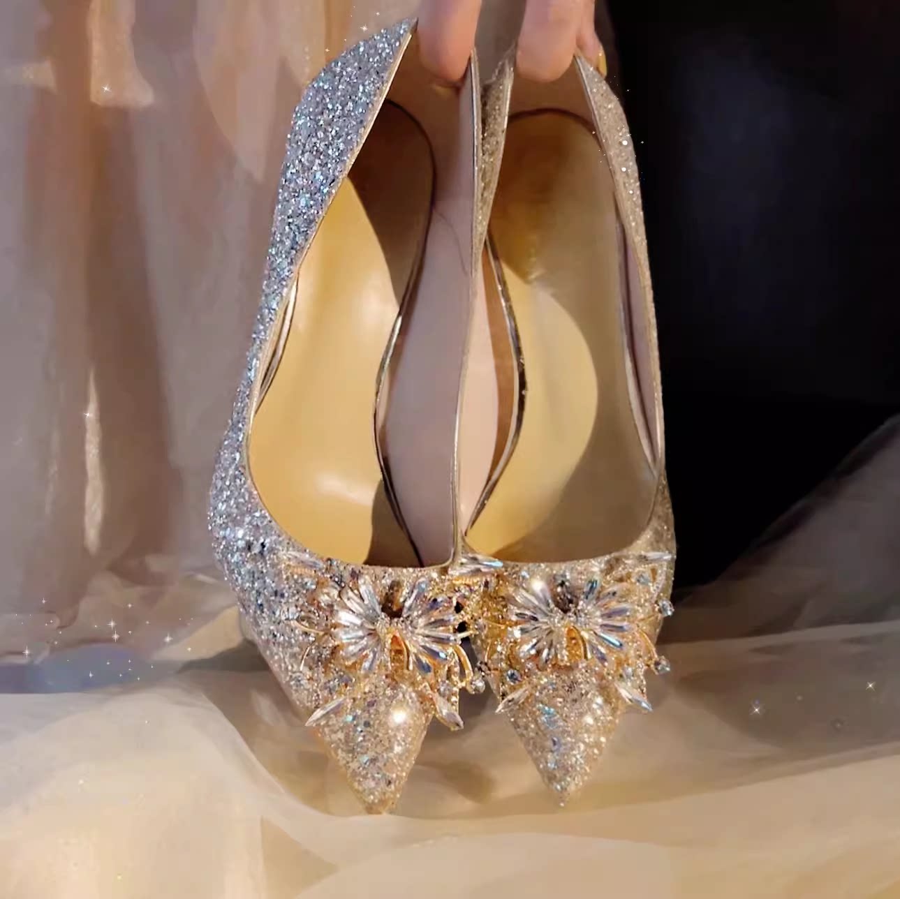 张轻轻同款蝴蝶结婚鞋主婚纱水钻水晶鞋新娘鞋成人礼高跟鞋2024