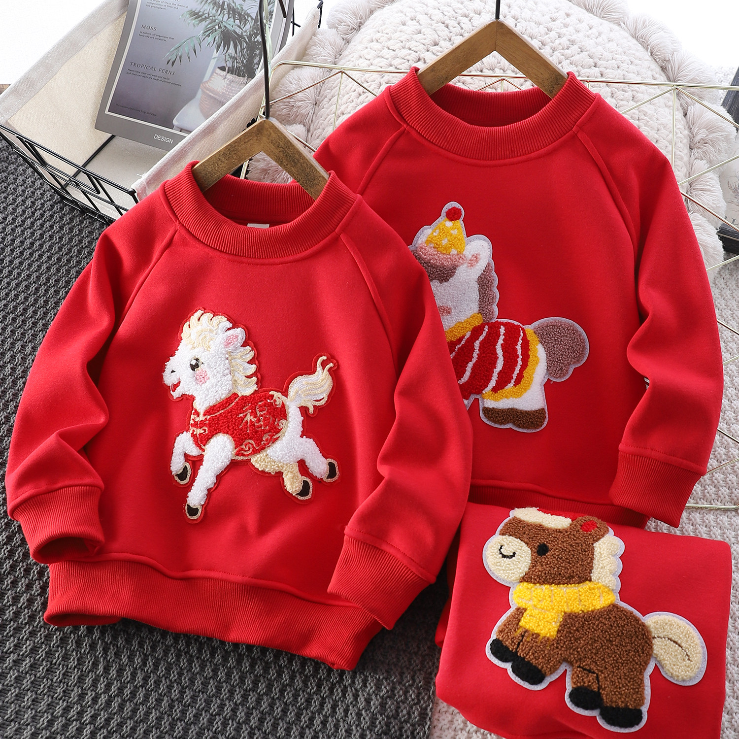 儿童拜年服秋冬加绒2026新款马年本命年女童过年衣服男童红色卫衣