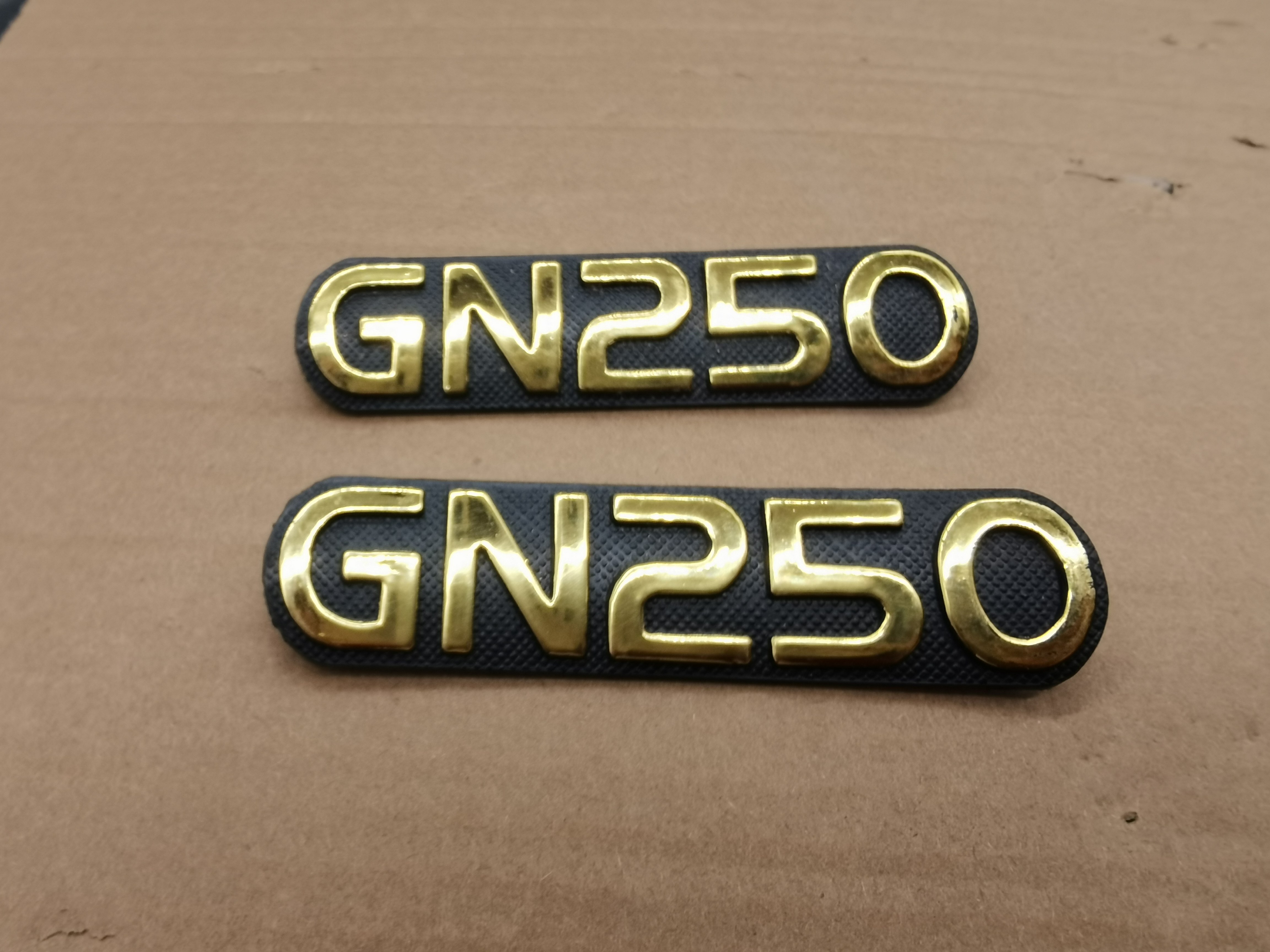 适用铃木太子GN250摩托车车架 侧罩标牌GN250 字牌 边盖标牌字牌