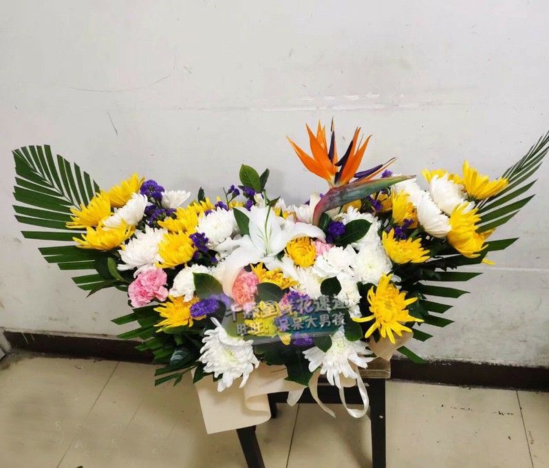 墓碑遗像花丧事花篮奠花祭拜祭祖扫墓上坟遗像篮墓碑鲜花黄白菊花