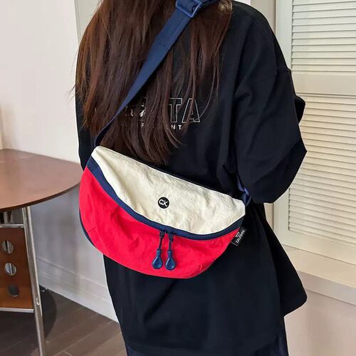简约风撞色拼接单肩包女百搭轻便斜挎包休闲胸包休闲通勤包外出包