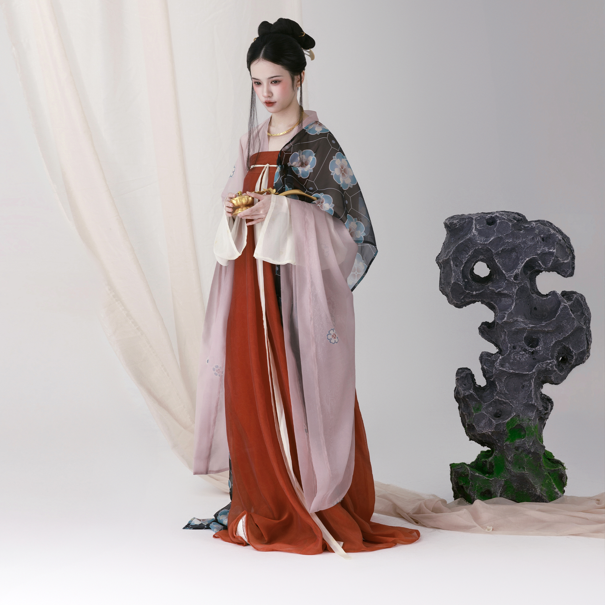 上遥居唐女齐胸裙印花大袖襦披帛