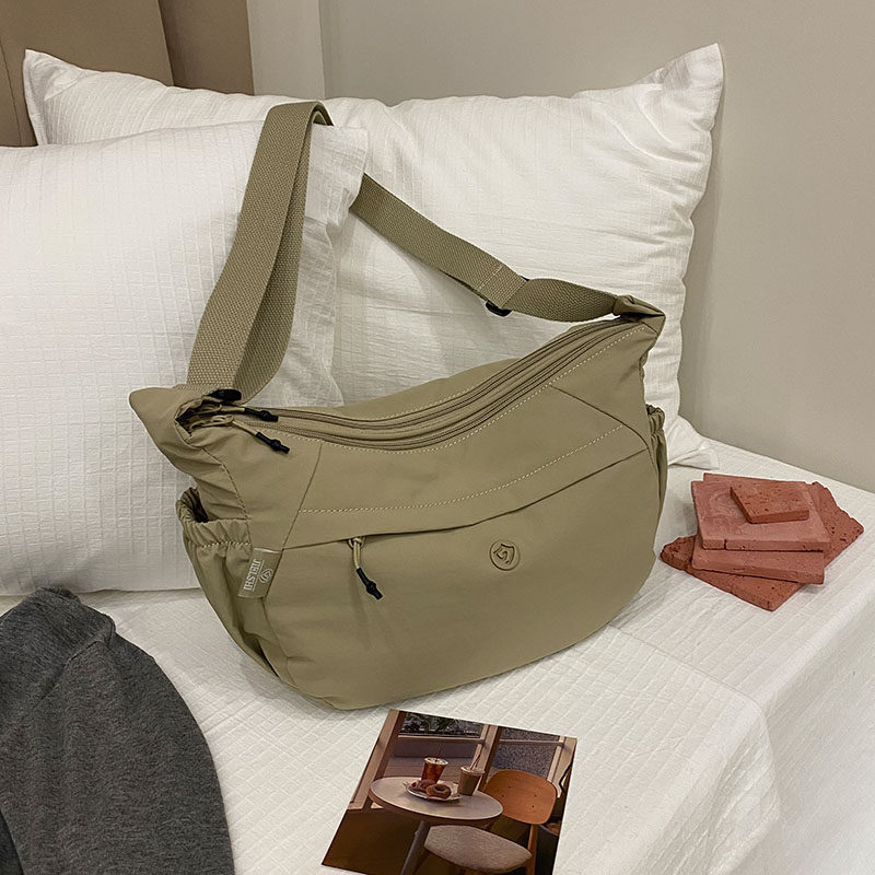 斜挎包女2025新款轻便尼龙饺子包休闲防水帆布通勤包女士单肩包包