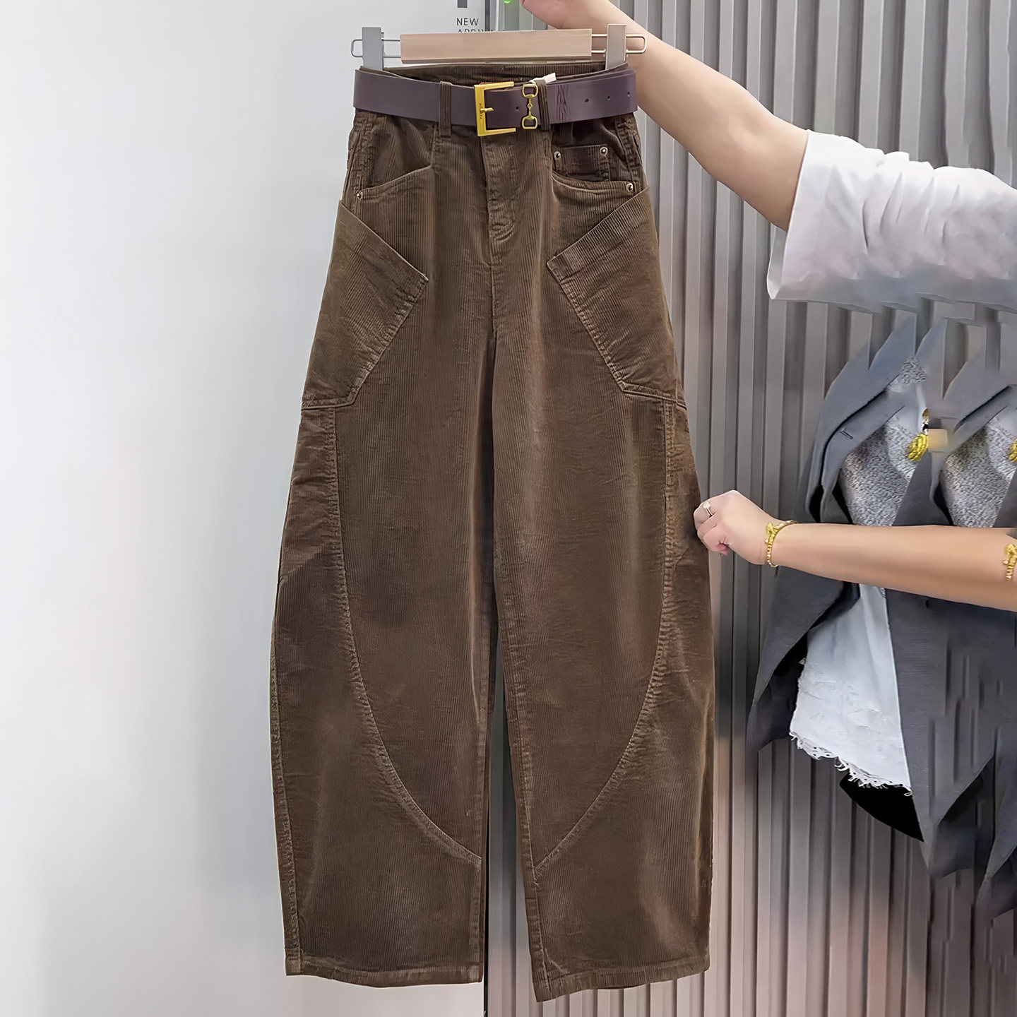 咖啡色灯芯绒弯刀阔腿裤