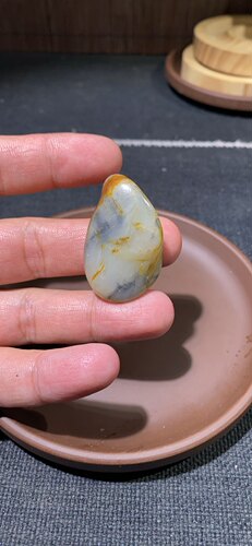 捡漏价新疆和田玉籽料白青花玉带沁色带红皮俏色原石可雕刻可收藏