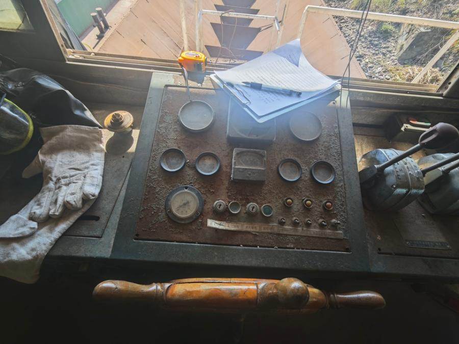 运砂船2艘及采砂船1艘(均已拆解)整体拍卖