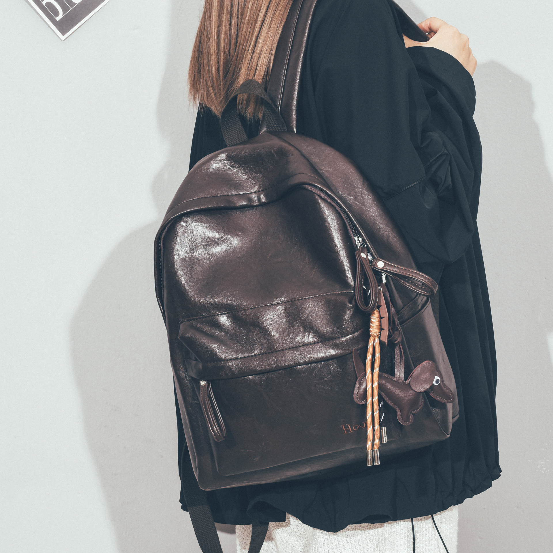 复古质感软皮质双肩包女2025秋冬新款高中大学生书包轻便旅游背包