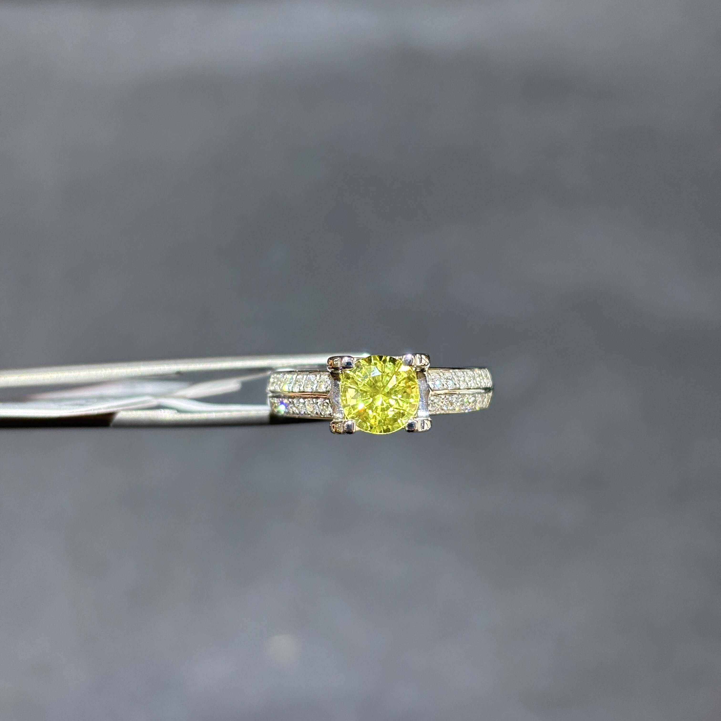 18k白金天然黄色蓝宝石戒指柠檬黄 绿宝石女戒圆钻形6mm满火彩