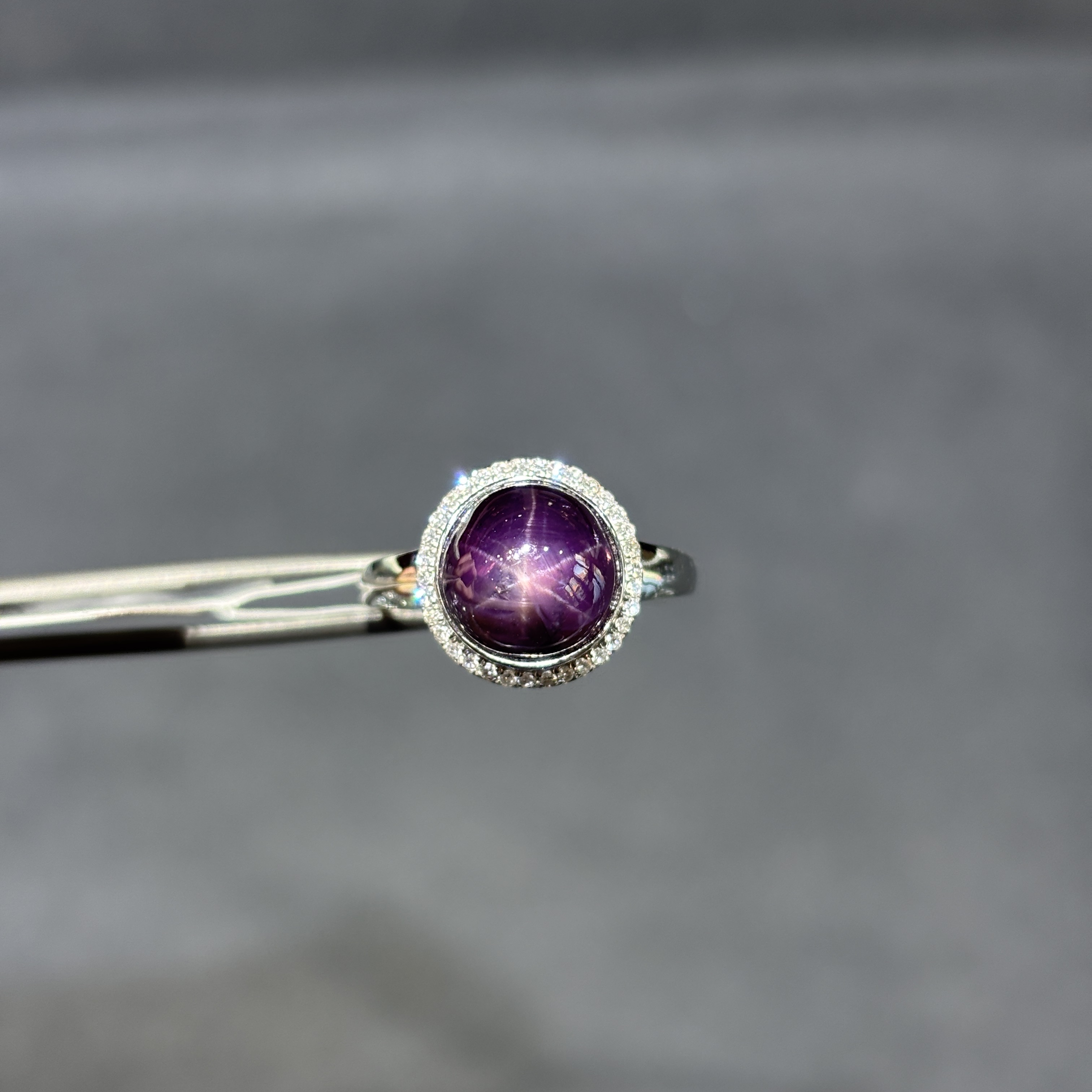 18k金天然紫色星光蓝宝石戒指钻