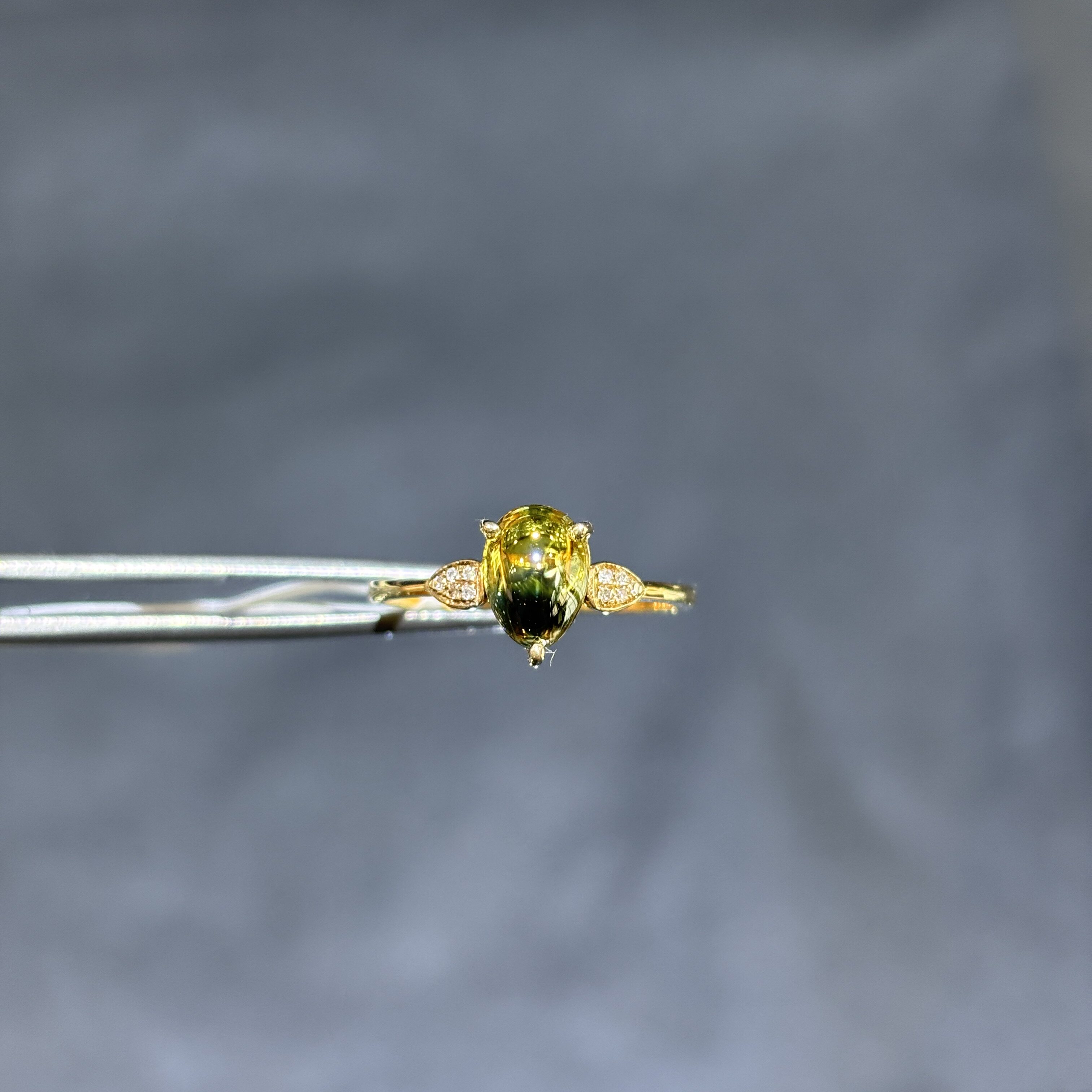 18k金天然花色蓝宝石戒指素面水滴配钻石女戒平价黄蓝宝双色定制