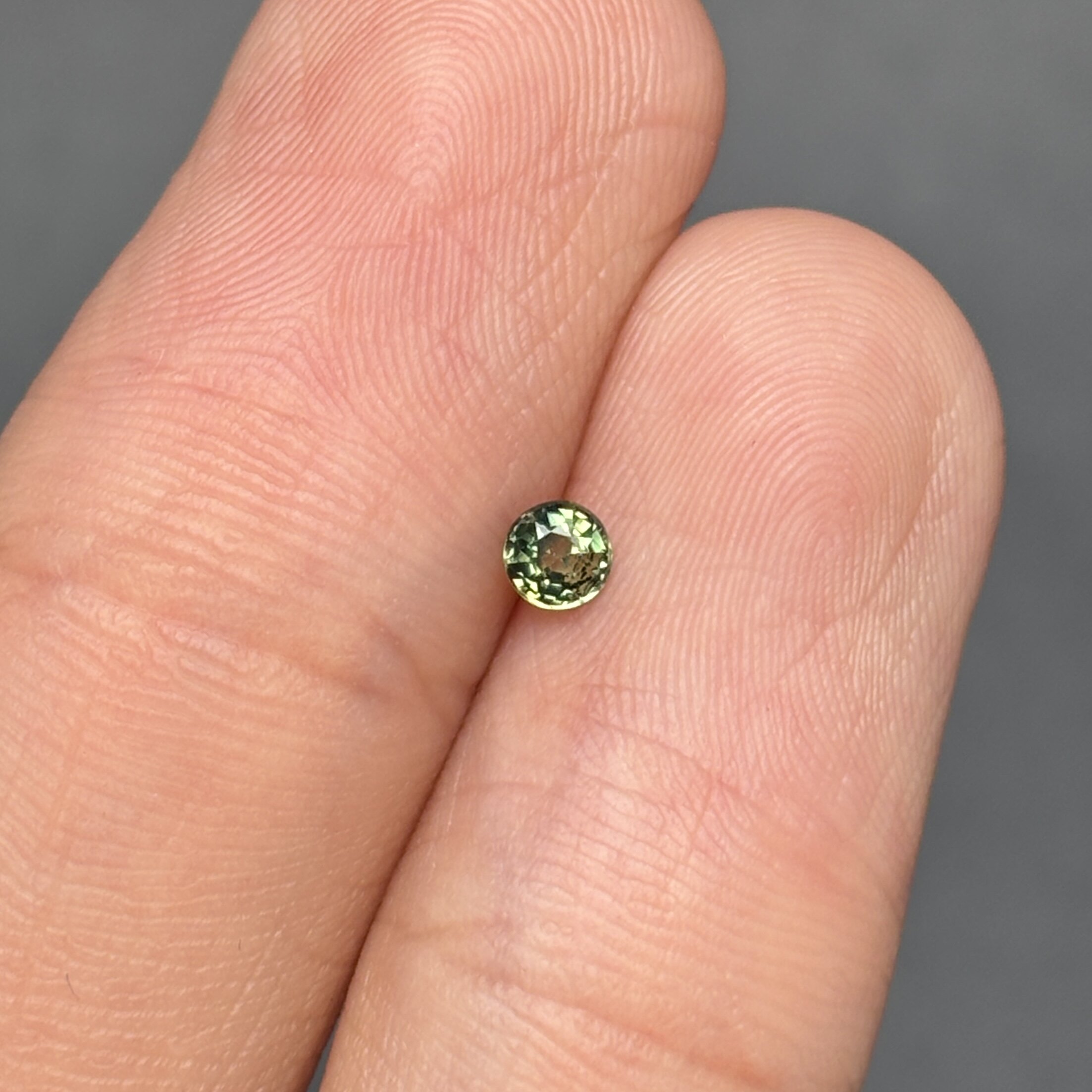 小精品特价天然椭圆形蓝宝石裸石蓝绿黄绿渐变戒0.19ct水鸭绿火彩