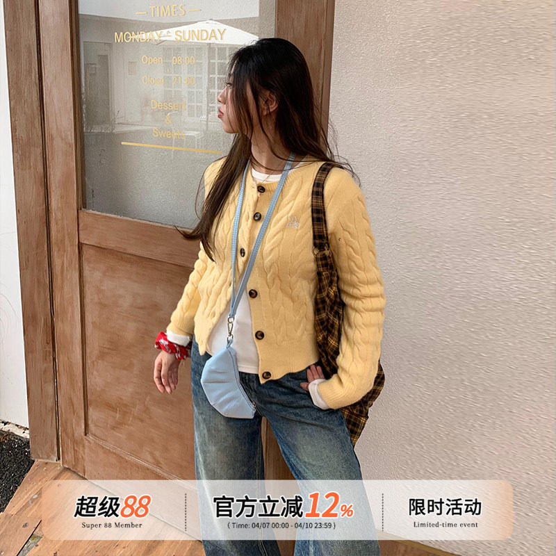 橘子树在哪儿韩系黄色麻花针织开衫女春季设计感正肩显瘦毛衣外套