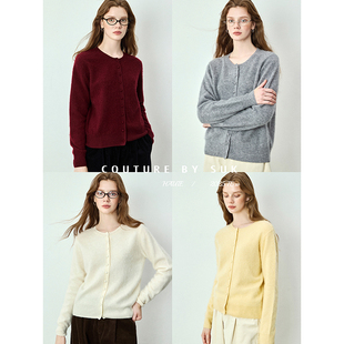 女简约单排扣 绵羊毛山羊绒混纺白色圆领针织开衫 SUK 松弛姿态