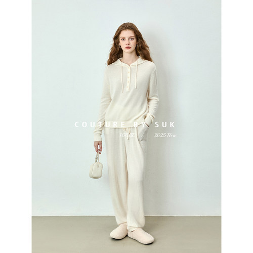 SUK 率性回归！浣熊绒羊毛混纺连帽堆单排扣针织衫阔腿裤两件套女