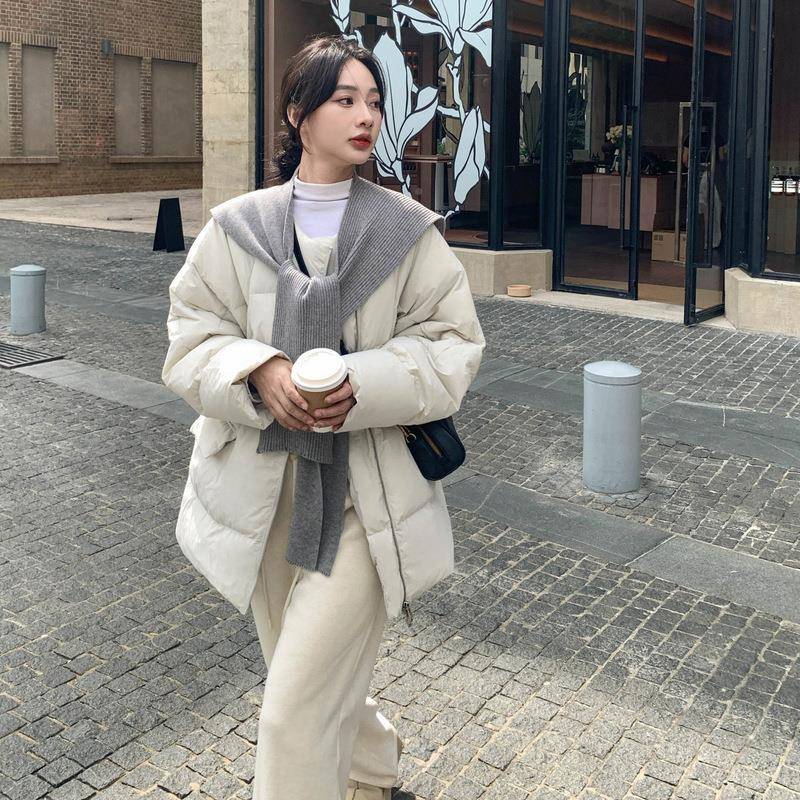 韩系慵懒风针织面披肩绒服女新冬羽季202B143-9925款巨好看的90白