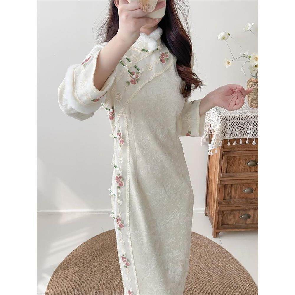 秋冬季新款加绒加厚旗袍日常改良米色绝美气质中长休闲重工连衣裙