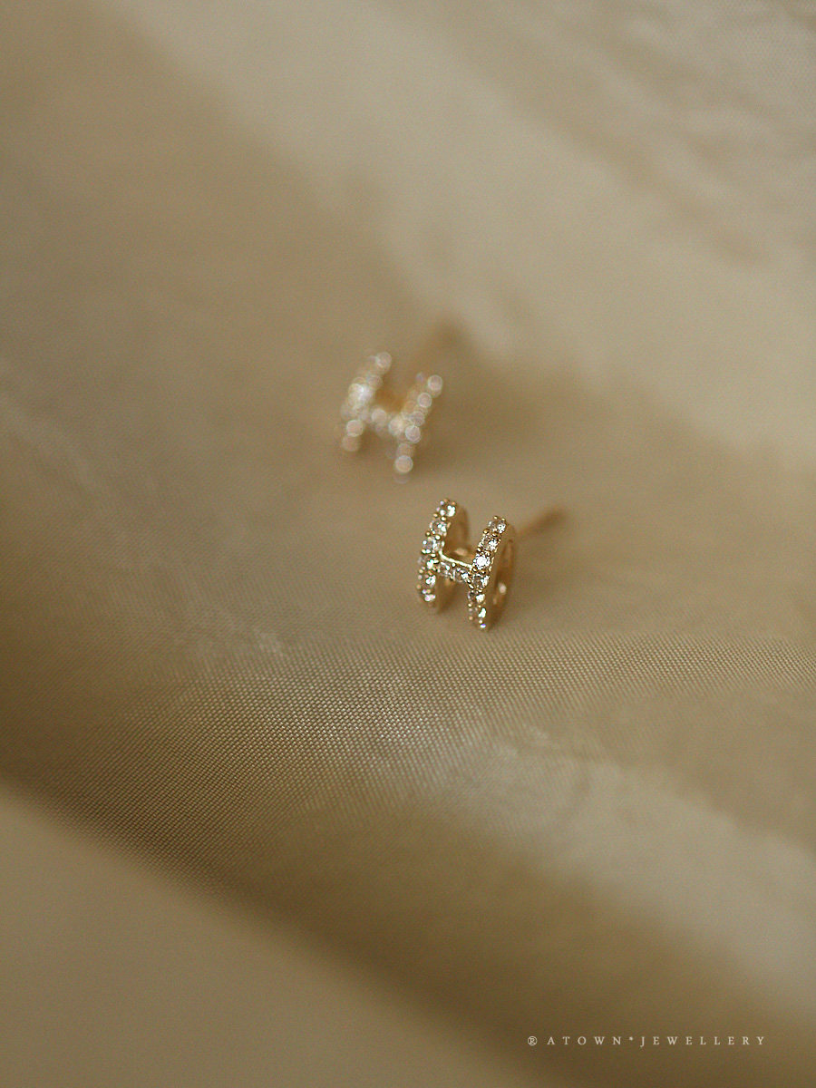 爱了爱了925纯银镀14k金 迷你隐形光面字母H立体满钻耳钉精致简单