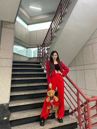 新款h1key 女团同款舞台打歌服爵士韩舞kpop表演红色西装舞打鼓服