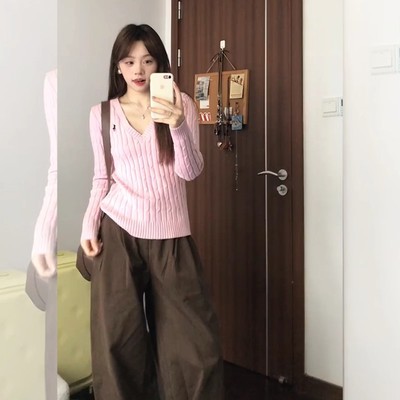 韩系慵懒风粉色V领麻花针织毛衣