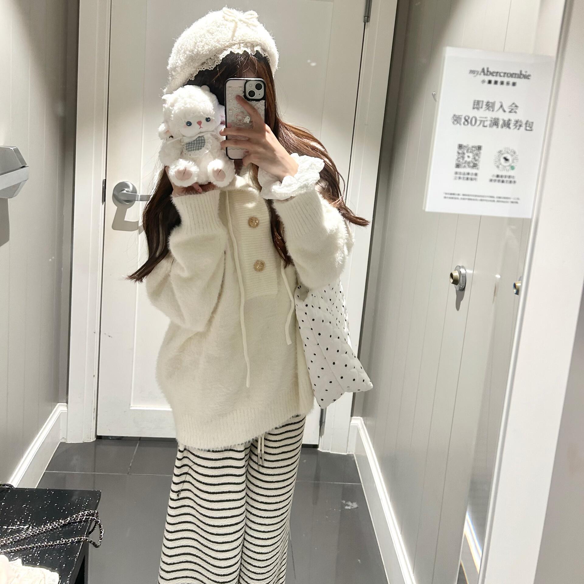 慵懒风高级感宽松白色连帽针织衫